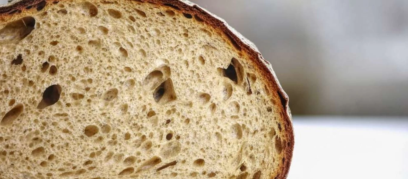 Το «γιαγιαδίστικο» κόλπο για να καθαρίζεις λεκέδες και βρωμιά με... ψωμί